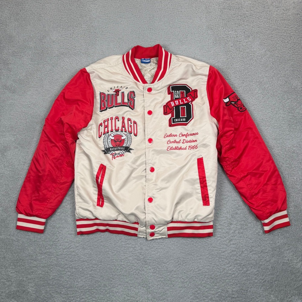 Ultra Game NBA Chicago Bulls Varsity Bomber Jacket Mens Small Cream Red Satin